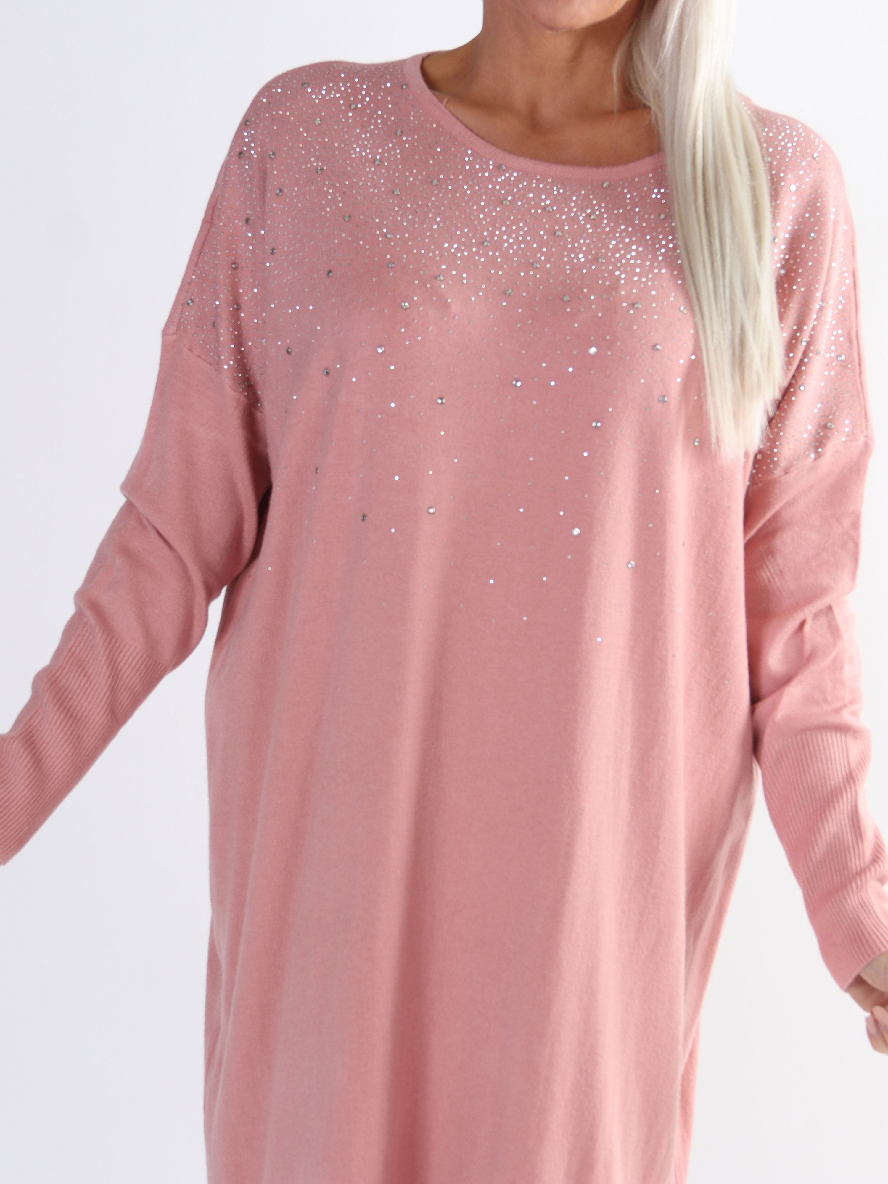 Yasha - Blød plus size strikkjole i strækbart stof pyntet med similisten